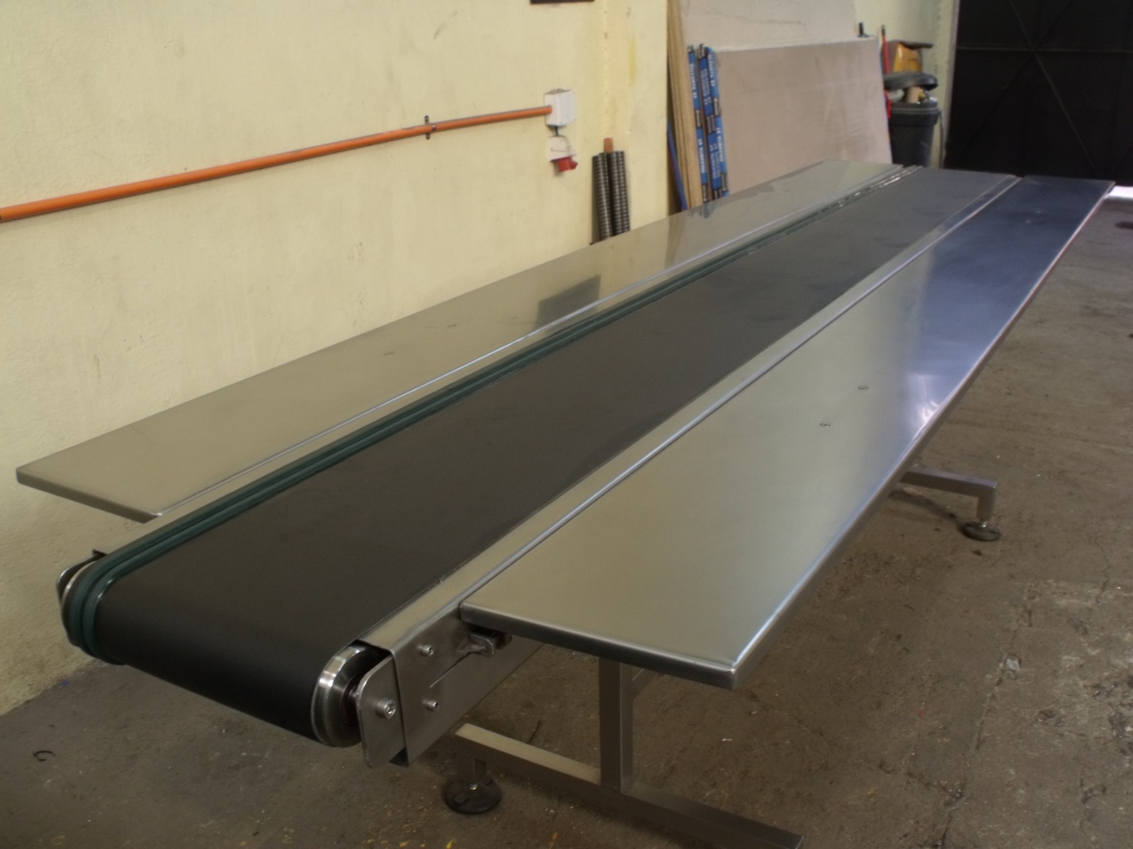 Cinta transportadora de acero inoxidable fabricada por DSD Ingeniería