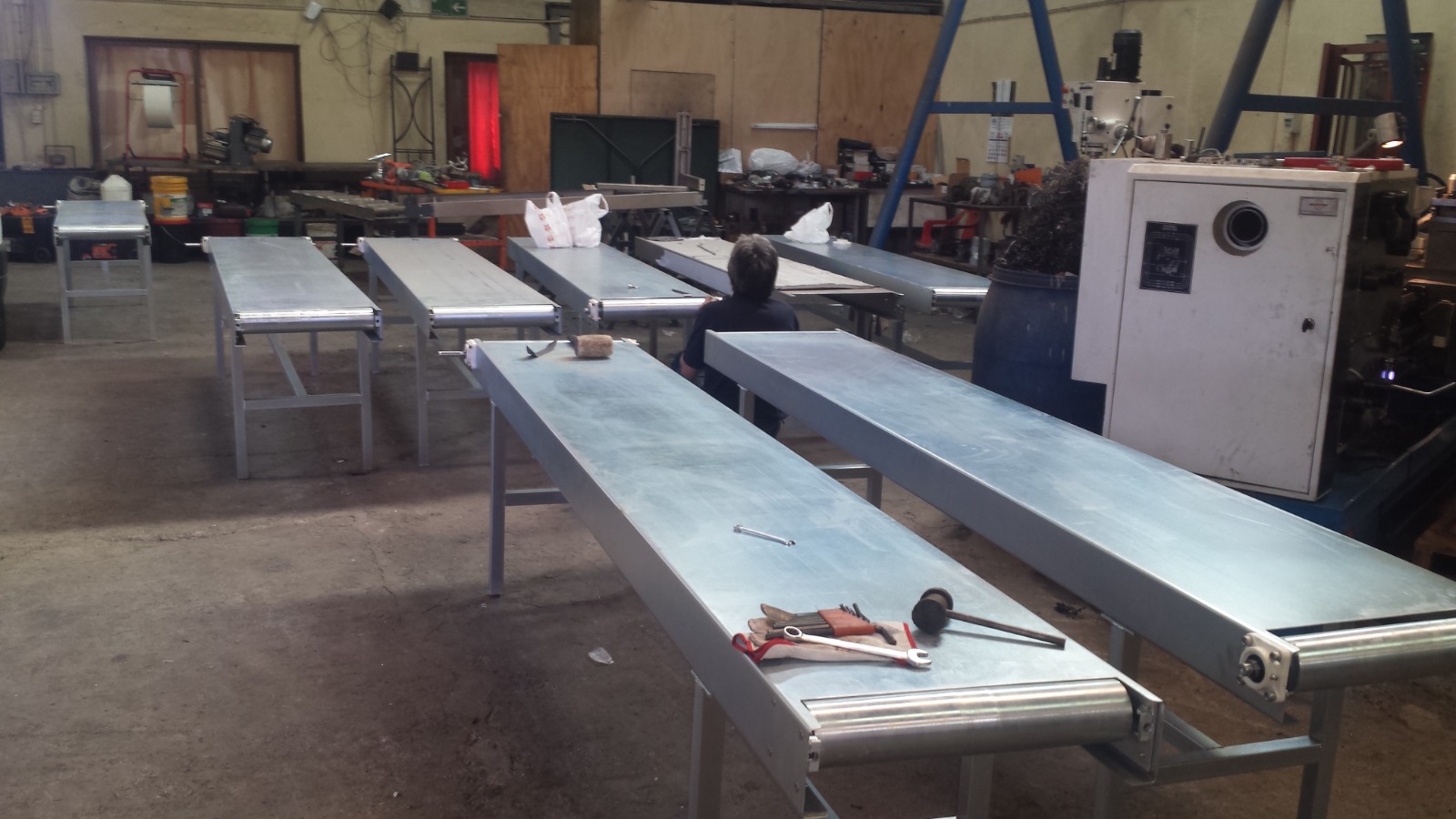 Conjunto de cintas transportadoras en taller